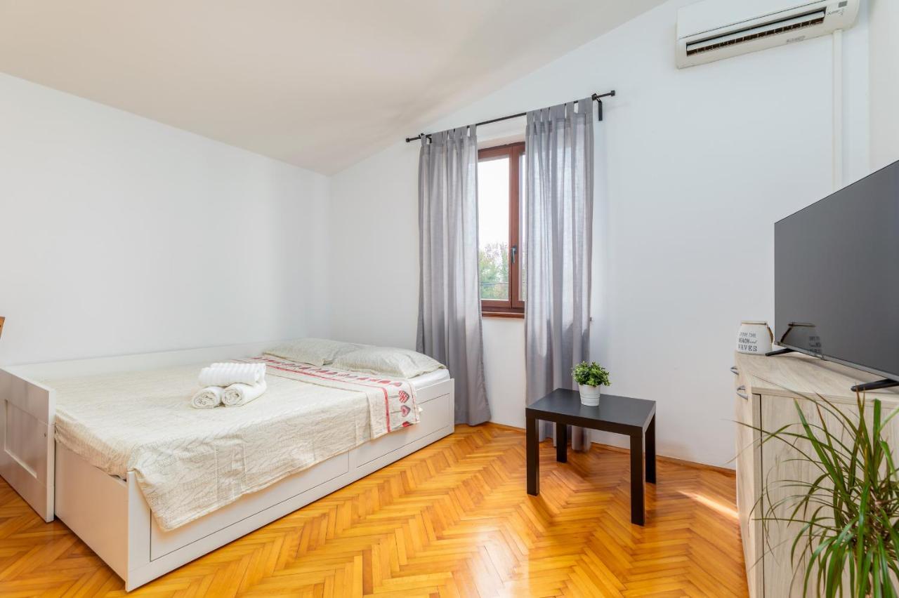 Apartment Tesic Close To The Sea With Shared 4Xbicycles Fazana Exterior photo